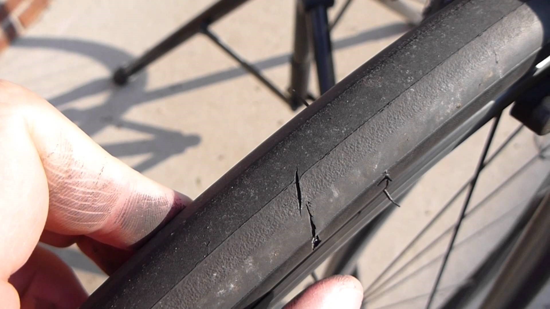 Check your tyres for holes before reinflating for a ride_Shimano. Check your tyres for holes before reinflating for a ride_Shimano.