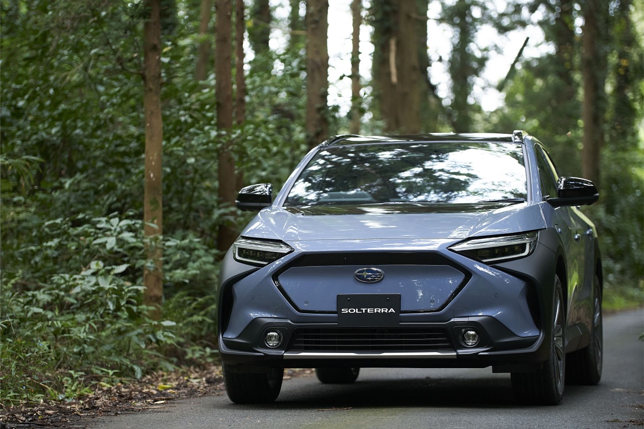 The seamlessly shaped hexagon grille expresses the energy efficiency of a battery electric vehicle. 