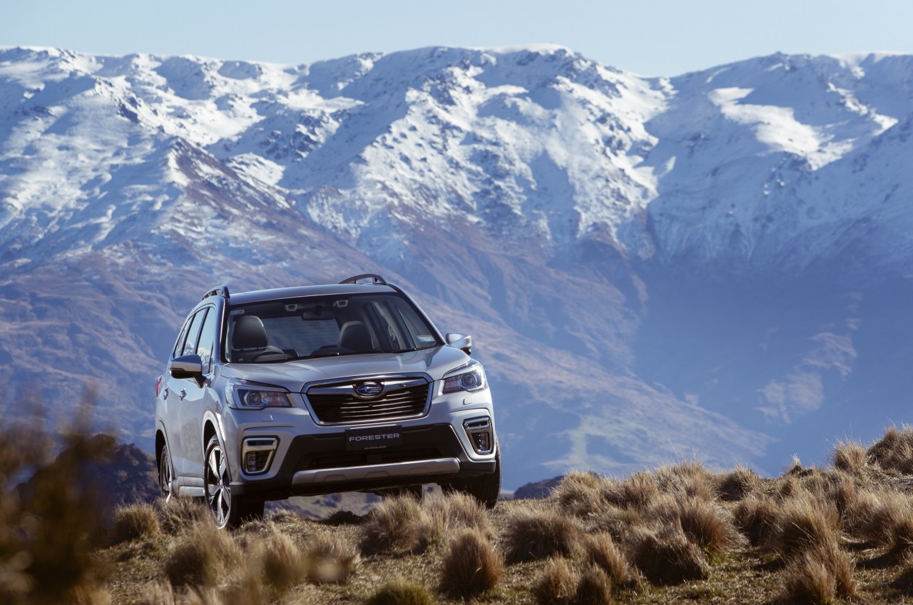 Subaru Forester 2.5 Premium exterior LR 3.jpg